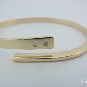 geelgouden-smeedarmband-met-diamant